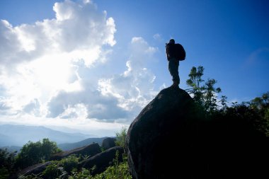Dağları'nda bir adam silüeti