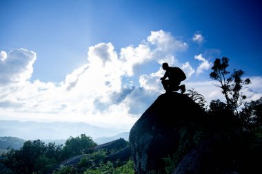 Dağları'nda bir adam silüeti
