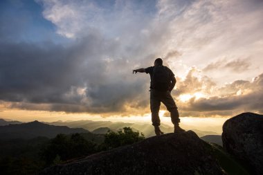Dağları'nda bir adam silüeti