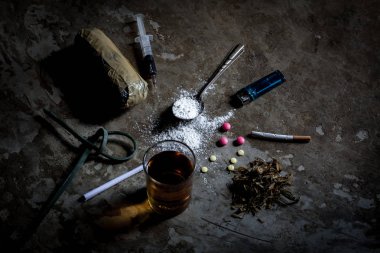Ağır uyuşturucu ve alkol karanlık taş masada. Üstten görünüm