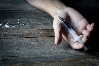 Uyuşturucu istismarı kavramı, aşırı doz erkek uyuşturucu bağımlısı el, el yerde narkotik şırınga uyuşturucu