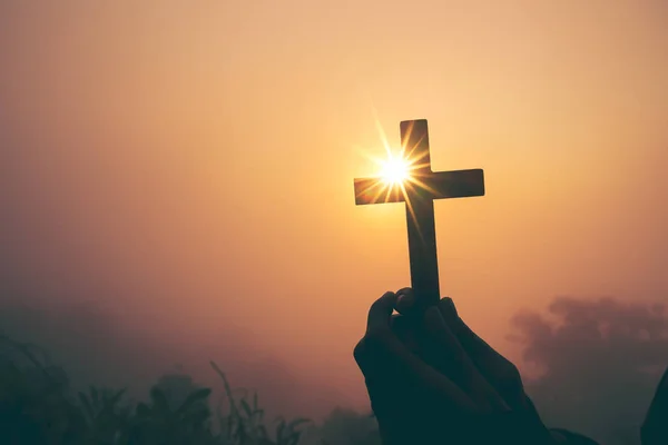 Silhueta Cruz Mão Humana Fundo Nascer Sol Conceito Para Cristão — Fotografia de Stock