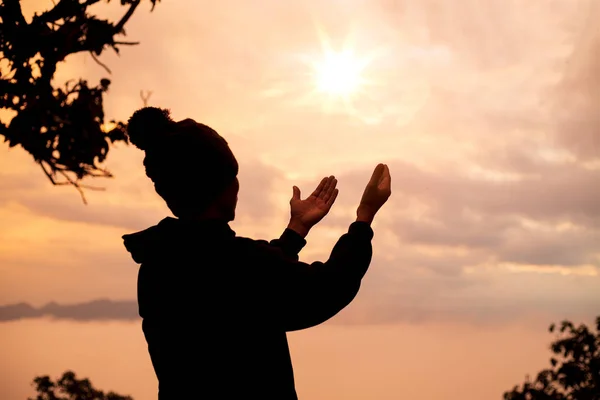 Sziluettjét Keresztény Ember Kezét Imádkozik Spiritualitás Vallás Ember Imádkozott Istenhez — Stock Fotó