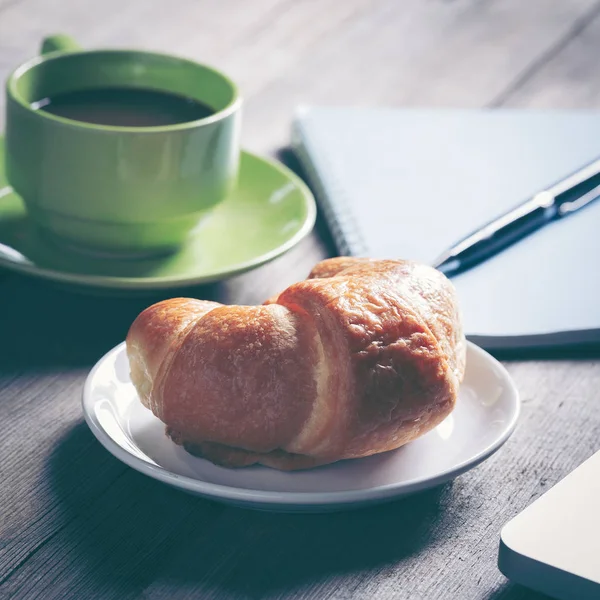 Cangkir Kopi Dan Croissant Untuk Sarapan Dengan Latar Belakang Meja — Stok Foto