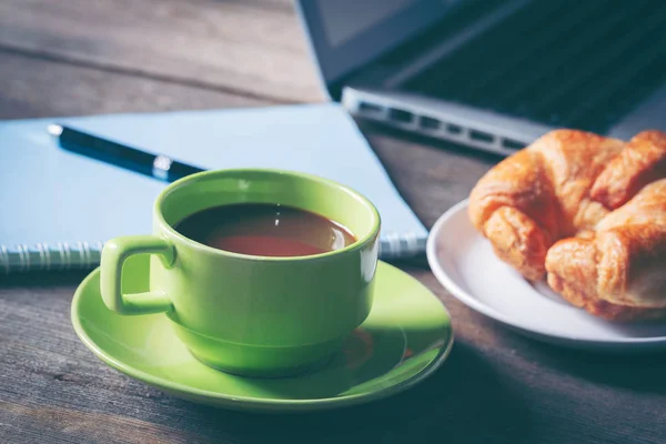 Cangkir Kopi Dan Croissant Untuk Sarapan Dengan Latar Belakang Meja — Stok Foto