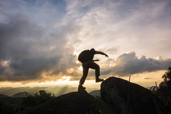 Silhouette Freedom Young Man Sta Saltando Precipizio Tra Due Montagne — Foto Stock