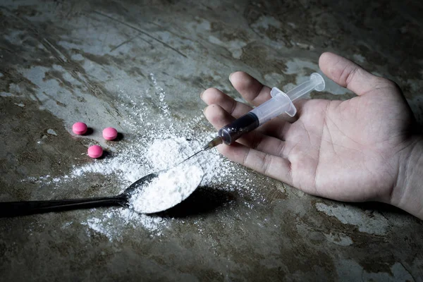薬物乱用に対する国際的な日 若い人間の手は汚れたコンクリート床に調理されたヘロイン スプーンに到達ましょう 薬の禁断症状と中毒の概念 コピー スペース — ストック写真
