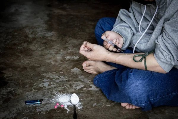Hombre Drogadicto Inyectándose Heroína Brazo —  Fotos de Stock