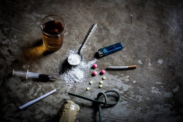 ハード ドラッグとアルコール暗い石のテーブルの上 トップ ビュー — ストック写真
