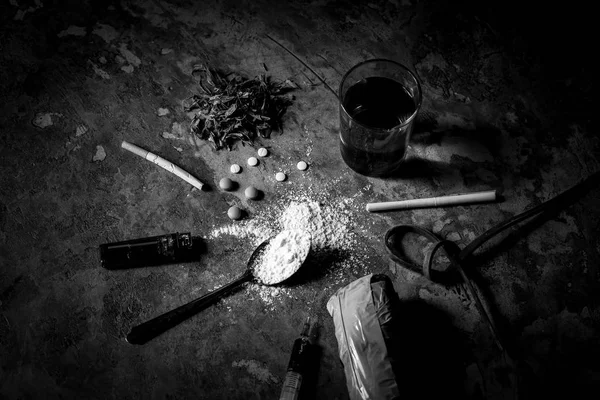 Жорсткі Наркотики Алкоголь Темному Кам Яному Столі Вид Зверху — стокове фото