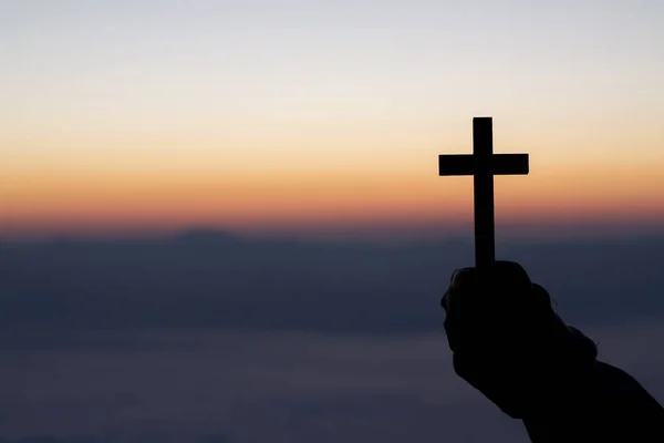 Silhueta Cruz Mão Humana Fundo Nascer Sol Conceito Para Cristão — Fotografia de Stock