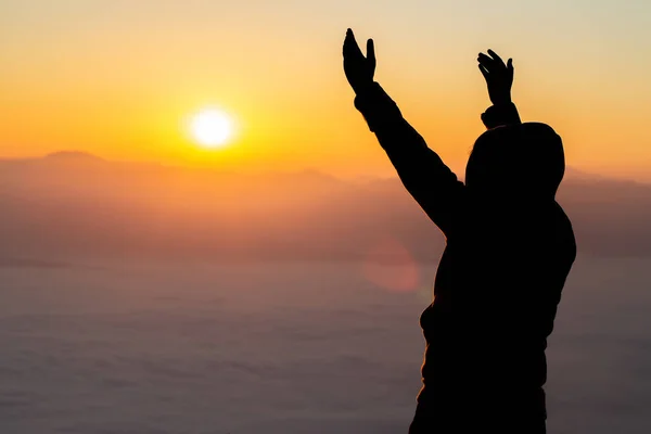 Silhueta Menina Levantando Mãos Luz Pôr Sol Crucifixo Símbolo — Fotografia de Stock