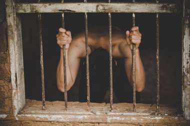 Bir adam bir cezaevinde tutuklu