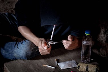 Adam işime yangın ve kaşık kaynar su ve uyuşturucu, kokain, eroin ya da metamfetamin için vücudu için duman teneffüs edilmesi için Not banka kullanarak. Acemi uyuşturucu bağımlısı olduğunu
