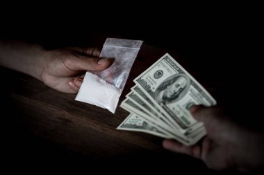 Doz kokain ya da kahraman ya da başka bir narkotik uyuşturucu satıcısından satın para ile bağımlısı adamın elini. İlaç kötüye kullanımı ve trafik kavramı.