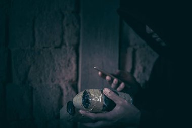 Adam uyuşturucu satıcısı. Telefondaki adam uyuşturucuyu satıyor ve uyuşturucu bağımlısı ya da fotokopi alanı olan bir uyuşturucu bağımlısı.