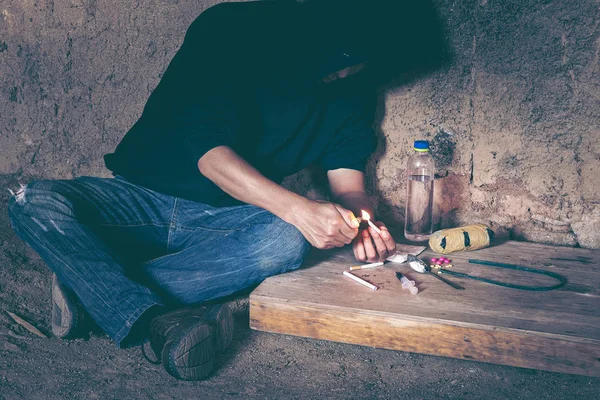 Homem Usa Fogo Colher Para Ferver Água Narcóticos Cocaína Heroína — Fotografia de Stock