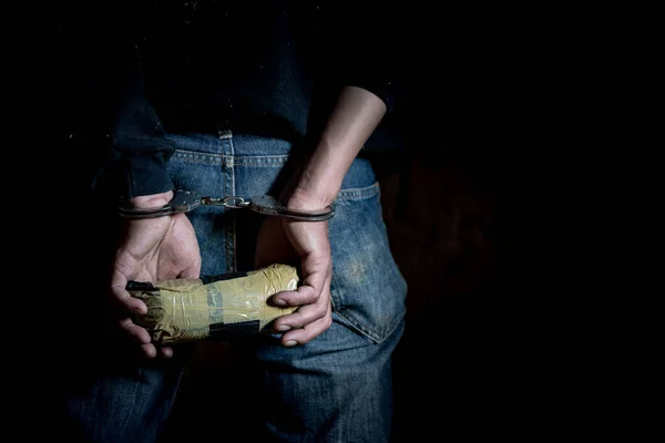 Traficante Drogas Bajo Arresto Confinado Con Esposas Manos Espalda Pie — Foto de Stock