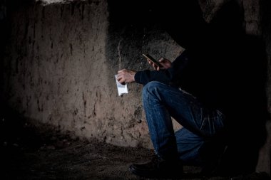 Adamı telefonla uyuşturucu satıyor kadar ara ve bağımlısı uyuşturucu veya uyuşturucu kopya alanı ile o