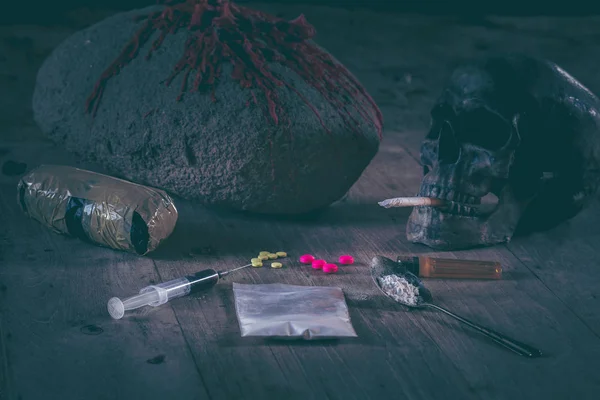 Sammlung Verschiedener Harter Drogen Heroin Tabletten Tabak Mit Totenkopf — Stockfoto