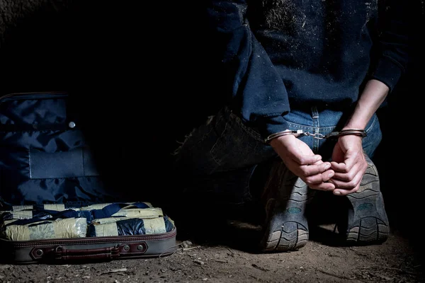Traficante Drogas Bajo Arresto Confinado Con Esposas Manos Espalda Pie —  Fotos de Stock