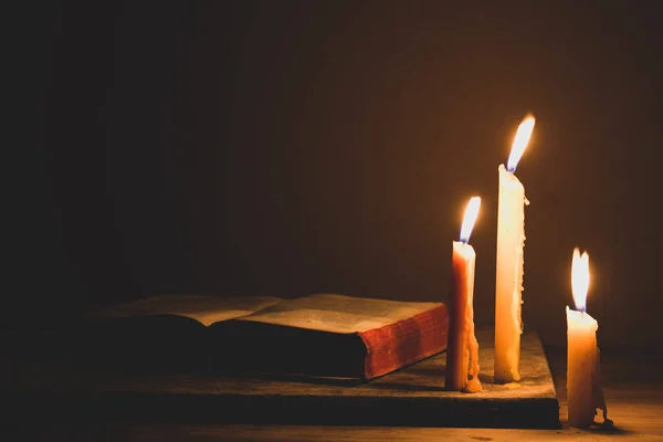 Bijbel Kaars Een Oude Eiken Houten Tafel Mooie Gouden Achtergrond — Stockfoto