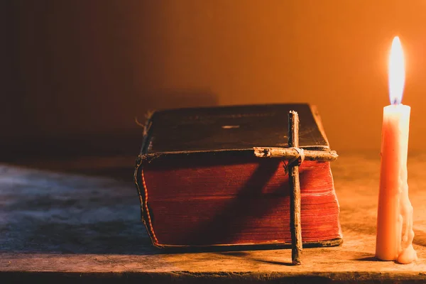 Croix Avec Bible Bougie Sur Une Vieille Table Bois Chêne — Photo