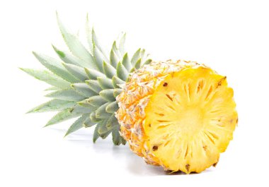 bir buçuk beyaz zeminde izole ananas