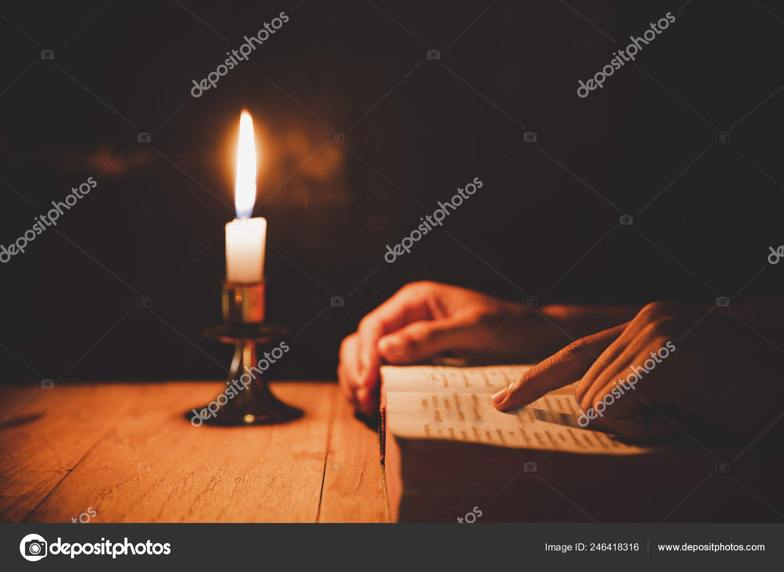 Homme Religieux Lisant Sainte Bible Avec Des Bougies Allumees Priant Image Libre De Droit Par Doidam10 C Homme Religieux Lisant Sainte Bible Avec Des Bougies Allumees Priant Image Libre De Droit Par Doidam10 C