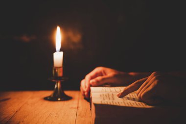 İncil'de yanan mumlar ile okuma ve kilise, din ve inanç kavramında dua dini dostum