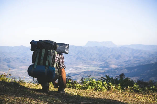 Turista Cima Montaña Rayos Sol Hombre Llevar Mochila Grande Contra — Foto de Stock