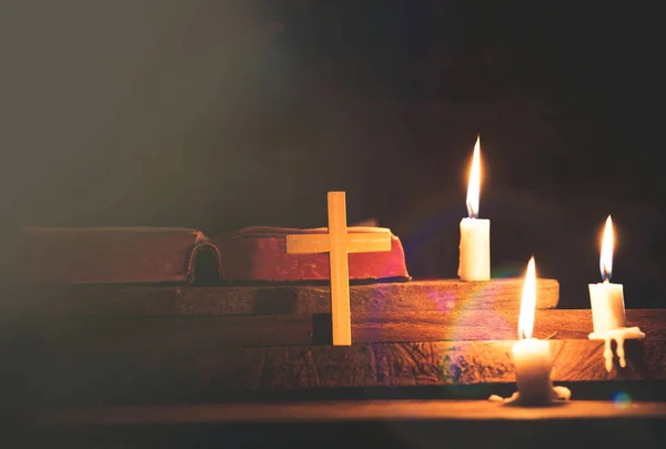 Kreuz Mit Bibel Und Kerze Auf Einem Alten Eichentisch Schönen — Stockfoto