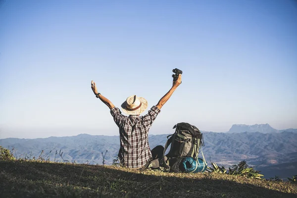 Tourist Mountain Top Sun Rays Man Wear Big Backpack Sun — Stock Photo, Image