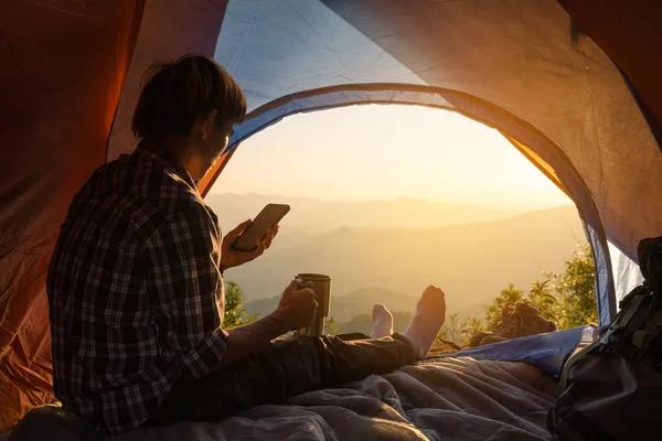 Jovem Sentado Tenda Com Realização Xícara Café Olhando Para Paisagem — Fotografia de Stock