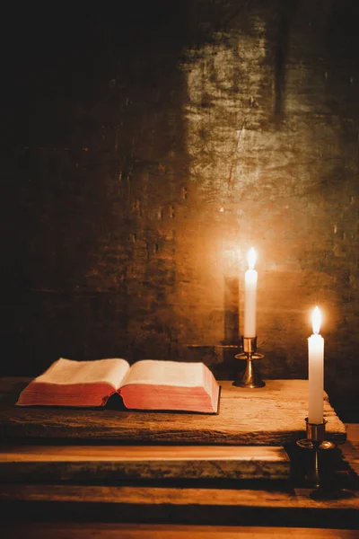 Öppna Bibeln Och Ljus Gammal Träbord Vackra Guld Bakgrunden Religion — Stockfoto