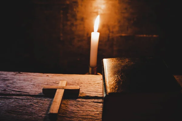Kruis Met Bijbel Kaars Een Oude Eiken Houten Tafel Mooie — Stockfoto