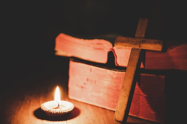Kereszt Biblia Gyertya Egy Öreg Tölgy Fából Készült Asztal Gyönyörű — Stock Fotó