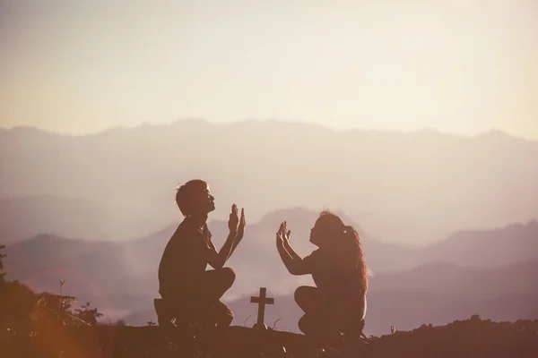 Vader Kleine Dochter Silhouetten Bidden Bij Zonsondergang Berg — Stockfoto