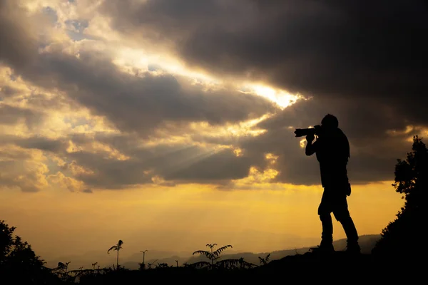 Silhouette Photographe Qui Tourne Coucher Soleil Dans Les Montagnes — Photo