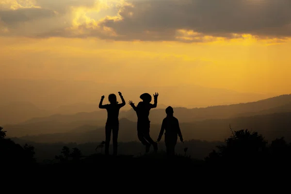 Groupe Personnes Heureuses Sautant Dans Montagne Coucher Soleil Concept Amuser — Photo