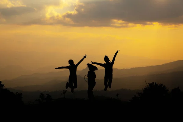 Groupe Personnes Heureuses Sautant Dans Montagne Coucher Soleil Concept Amuser — Photo