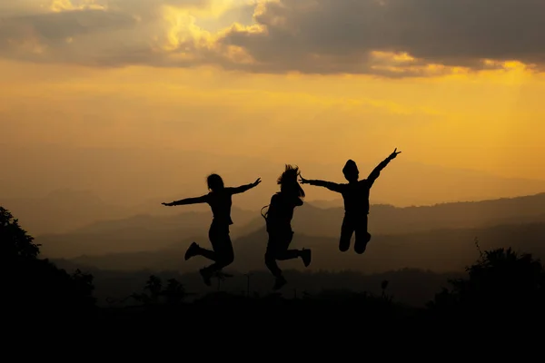 Grupo Personas Felices Saltando Montaña Atardecer Concepto Divertirse Colina Silueta — Foto de Stock