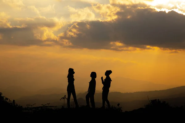 Silhouet Groep Blij Meisje Spelen Hill Zonsondergang Zomers — Stockfoto