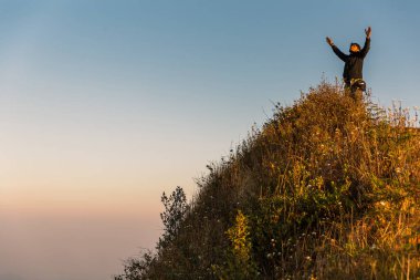 Dağlarda sırt çantasıyla yürüyüş seyahat Adam Seyahat Lifestyle başarı kavramı 