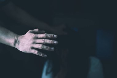 Adam karısını aile içi şiddet gösteren dayak