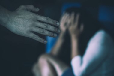 Ailede saldırganlık, adam karısını dövüyor.