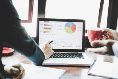 Başlangıç takım çalışması beyin fırtınası toplantı strateji grafik planlama ve yatırım finansal plan