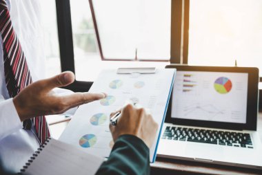 Grafik ve grafikleri tartışarak çalışan işadamı analizi 