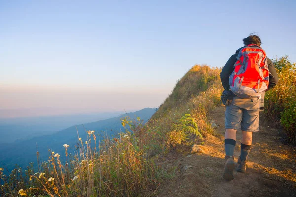 Hombre viajando con mochila senderismo en las montañas Travel Lifestyle concepto de éxito — Foto de Stock