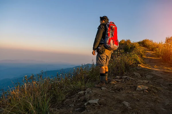 L'uomo che viaggia con lo zaino escursioni in montagna Viaggi Stile di vita concetto di successo — Foto Stock
